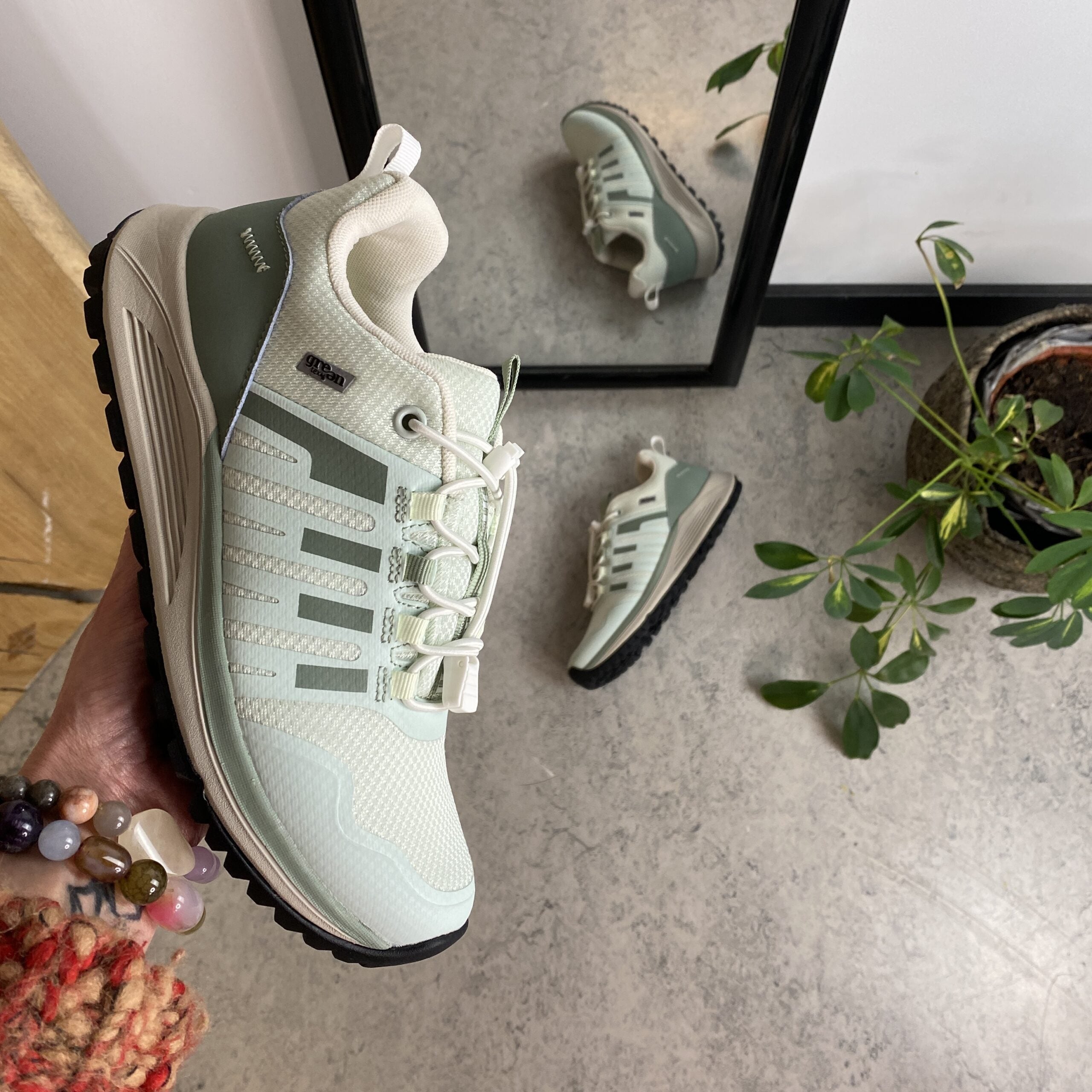 Vattentät mintgrön lättviktsko från Green Comfort med bra hålfotsstöd.