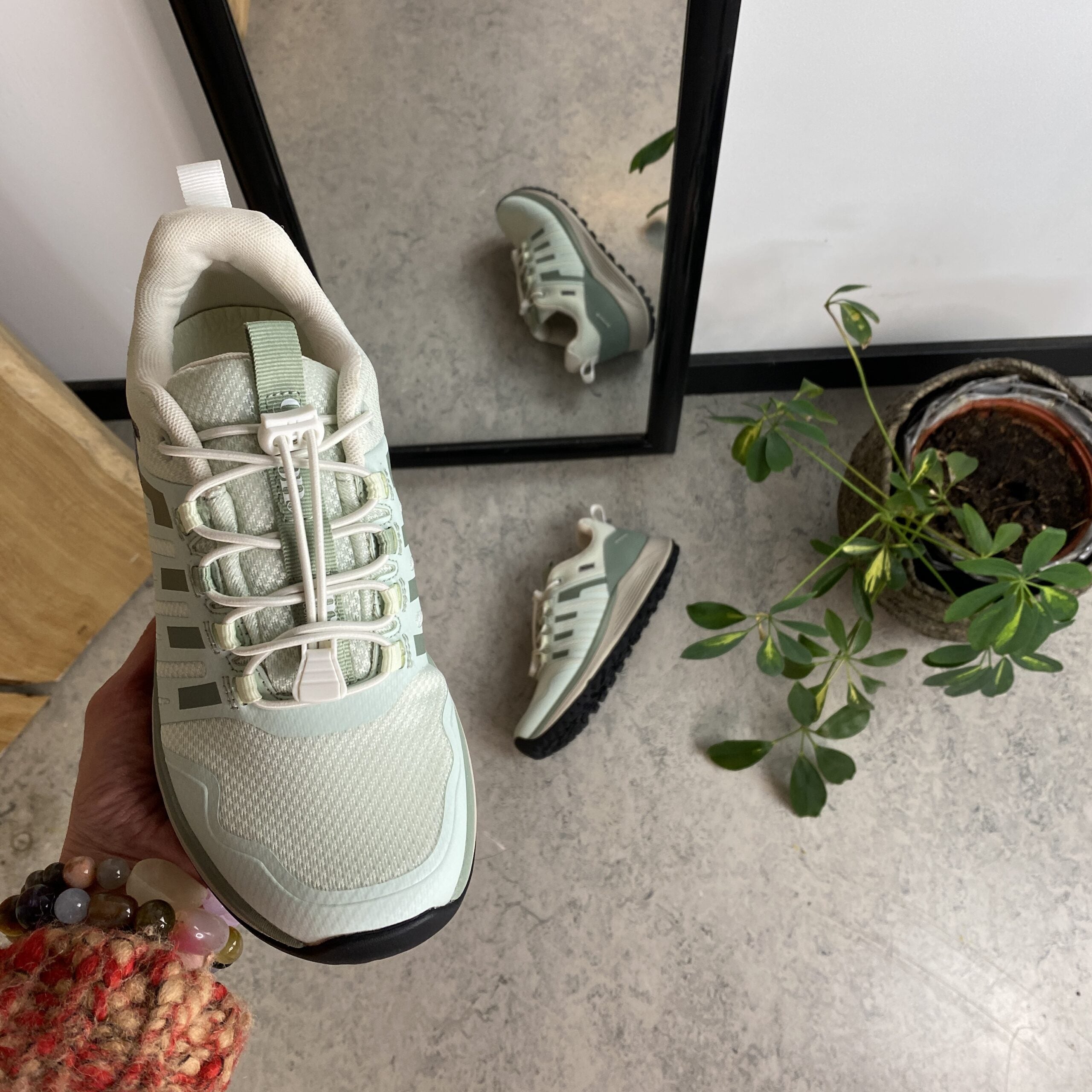 Vattentät mintgrön lättviktsko från Green Comfort med bra hålfotsstöd.