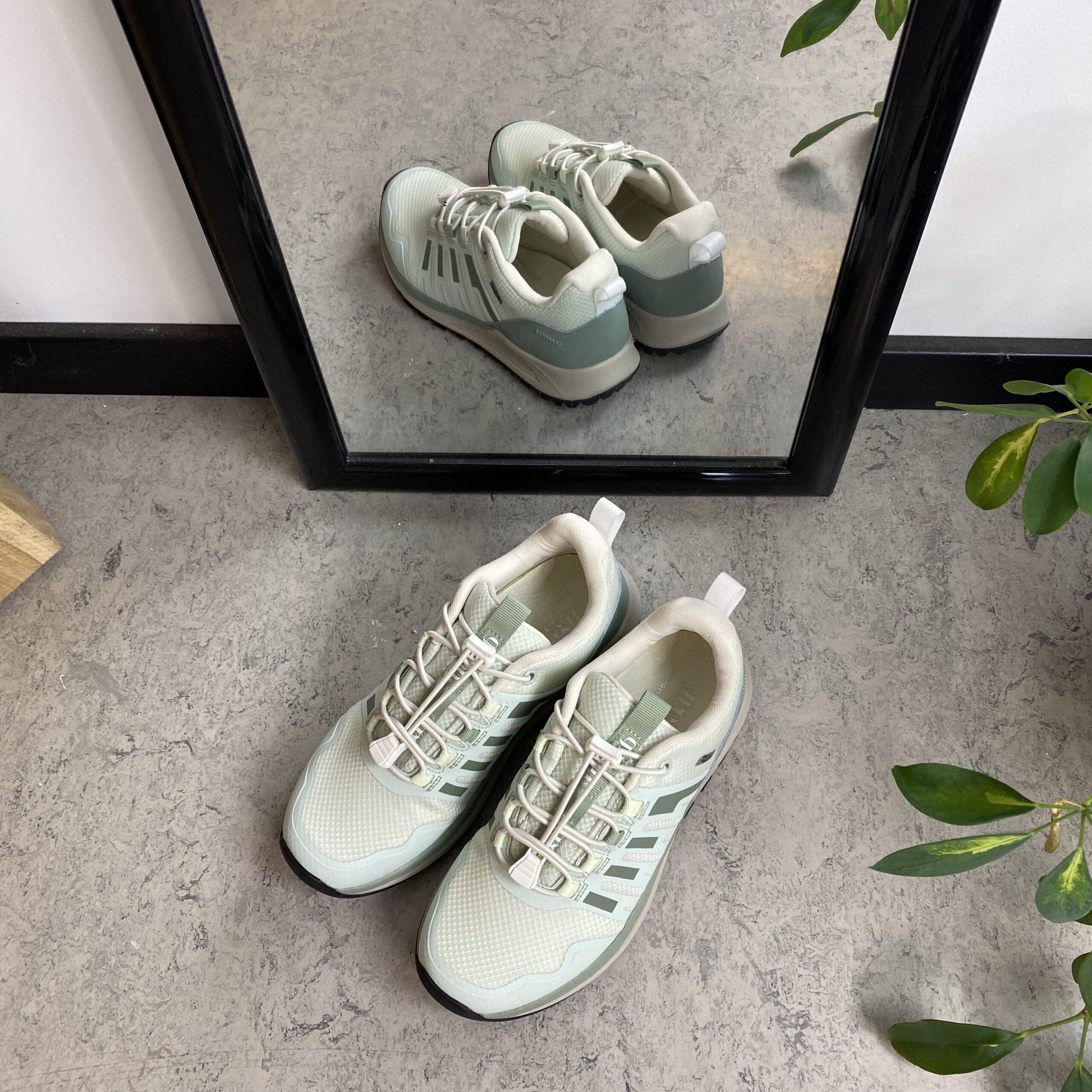 Vattentät mintgrön lättviktsko från Green Comfort med bra hålfotsstöd.
