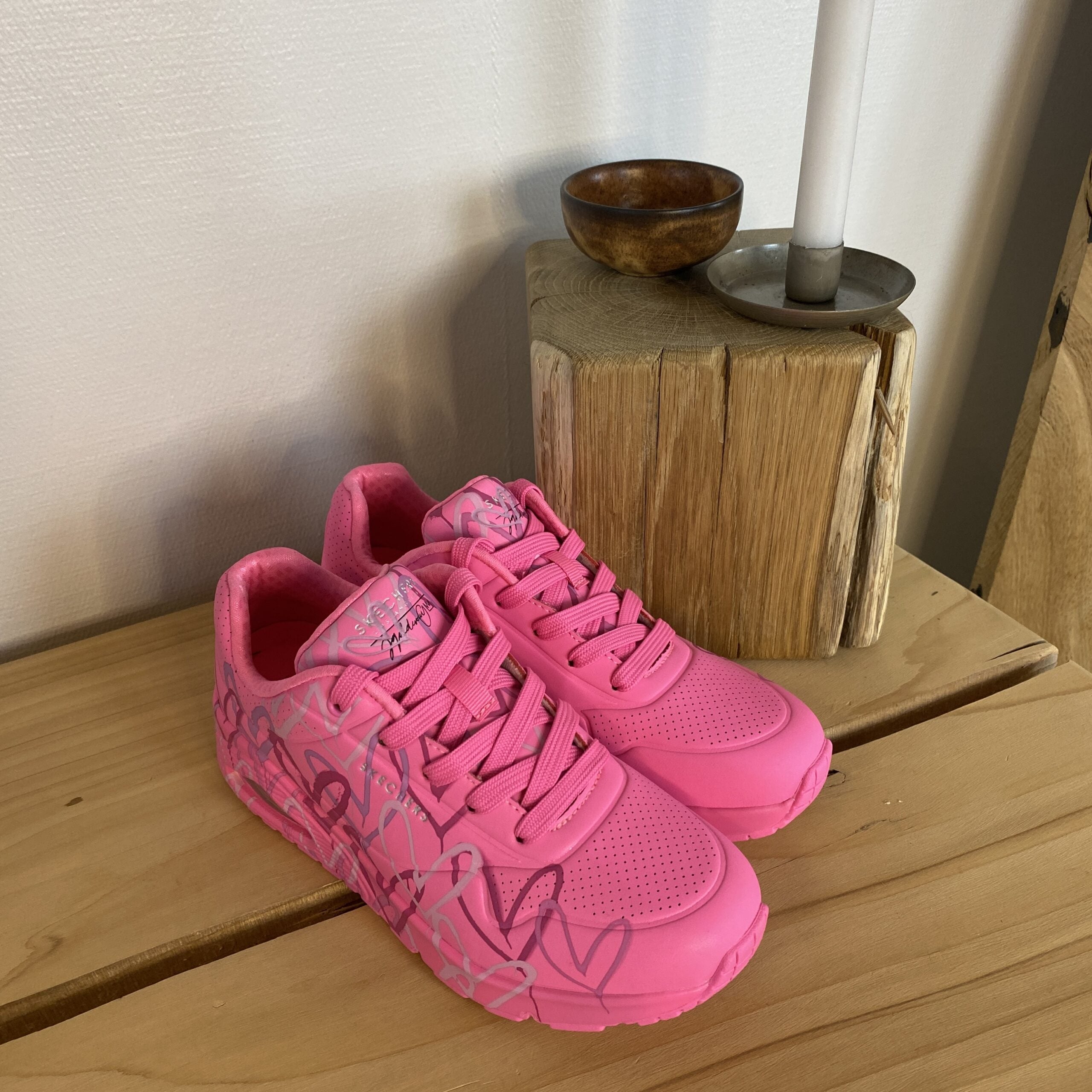 Rosa sneakers med hjärtan från Skechers