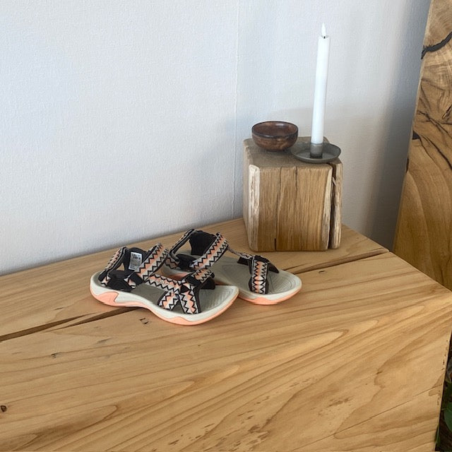 Lättviktsandal från CMP i korall och sand – bekväm och justerbar med zigzag-detaljer