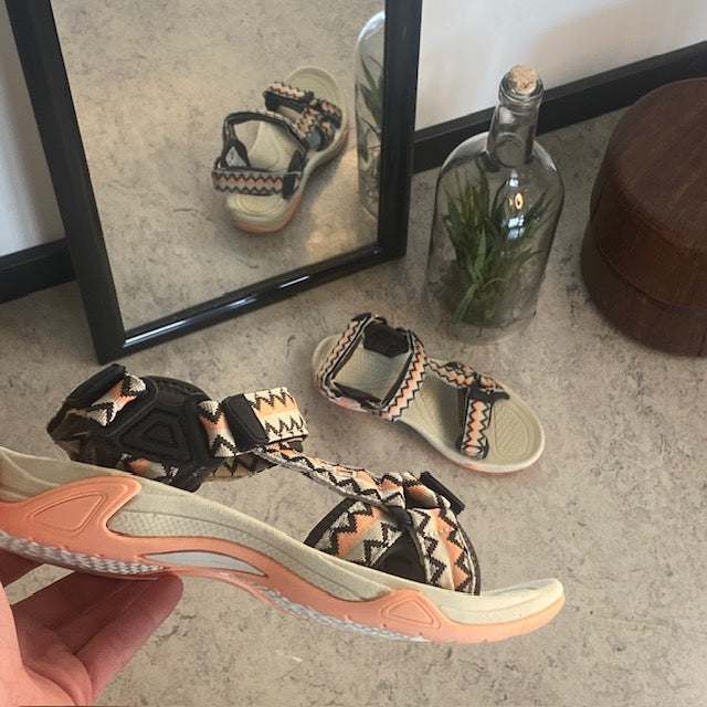 Lättviktsandal från CMP i korall och sand – bekväm och justerbar med zigzag-detaljer
