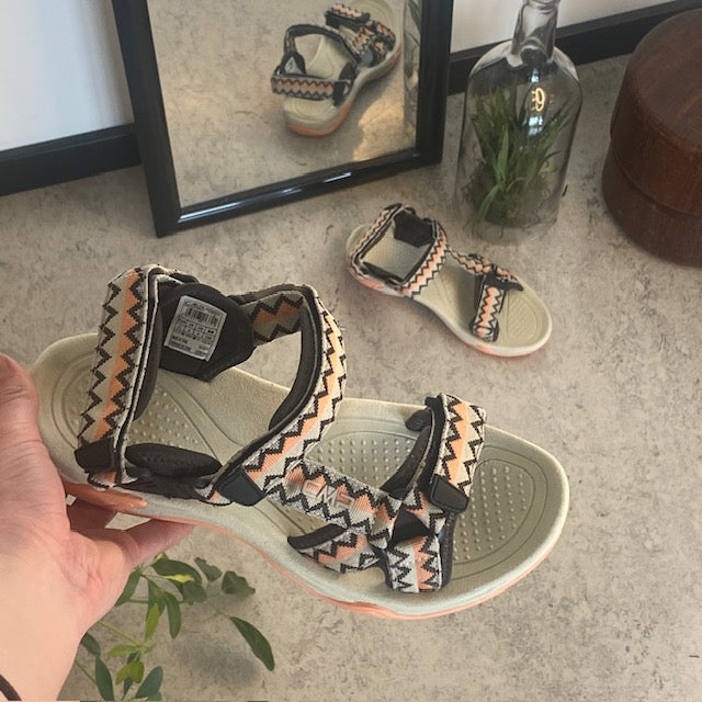 Lättviktsandal från CMP i korall och sand – bekväm och justerbar med zigzag-detaljer