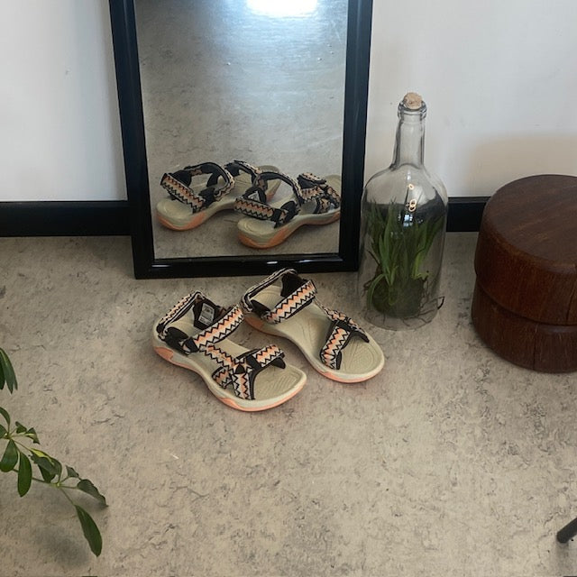 Lättviktsandal från CMP i korall och sand – bekväm och justerbar med zigzag-detaljer