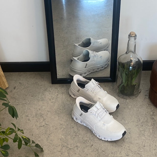 Vita Skechers Slip-Ins-skor med hög stötdämpning
