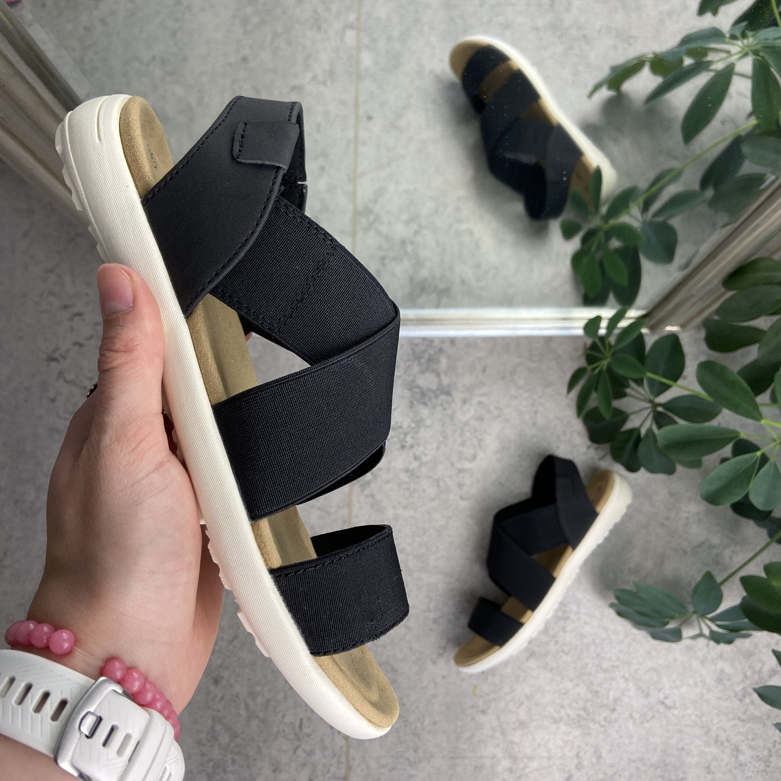 Svart sandal med bred resår över vristen