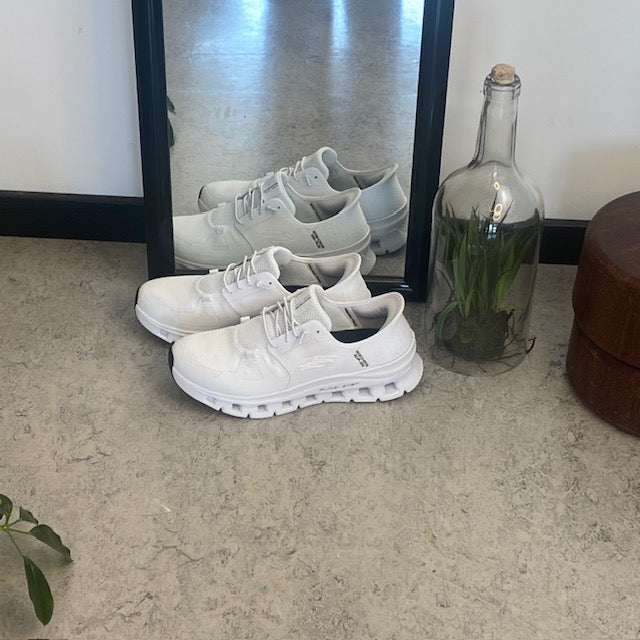 Vita Skechers Slip-Ins-skor med hög stötdämpning