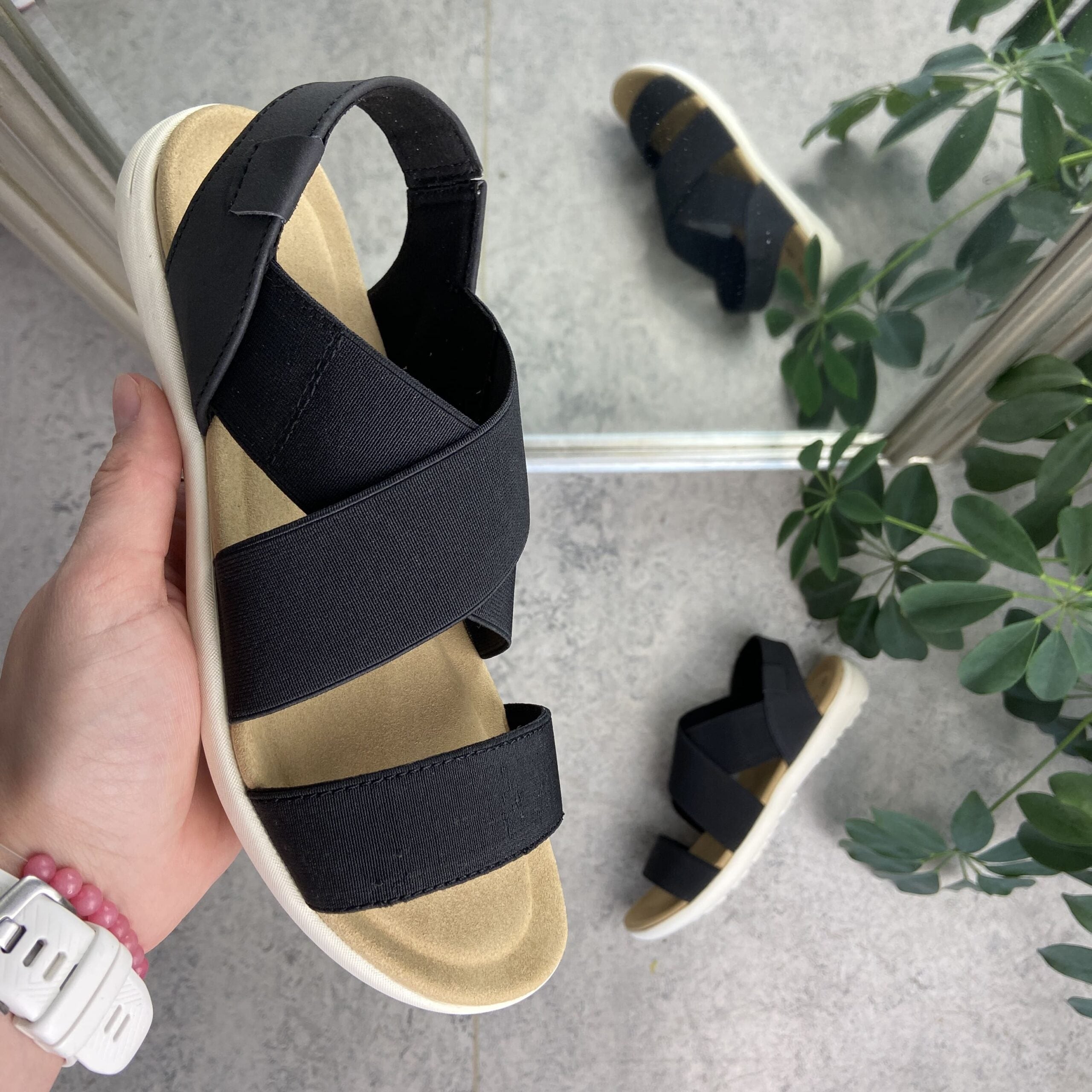 Svart sandal med bred resår över vristen