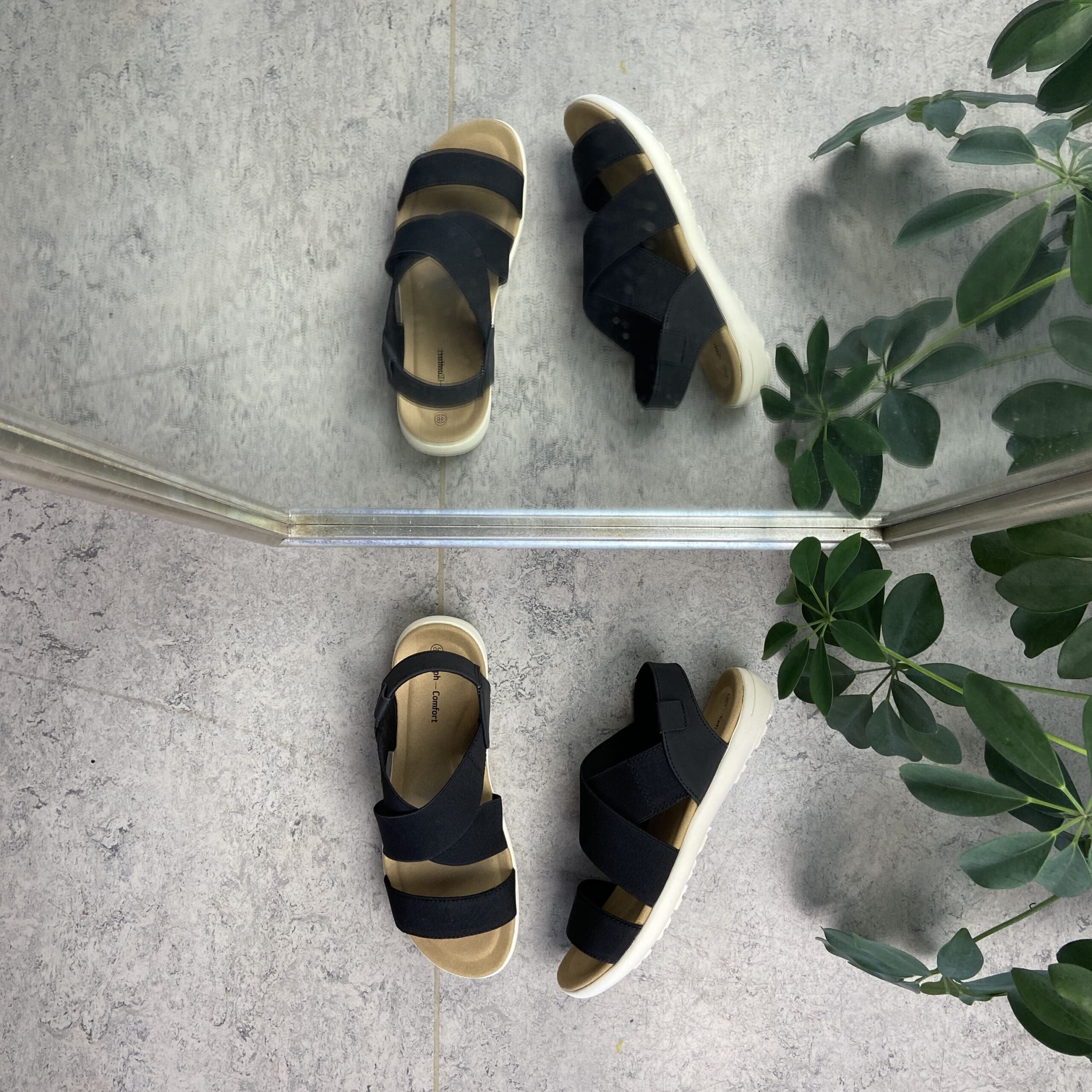 Svart sandal med bred resår över vristen