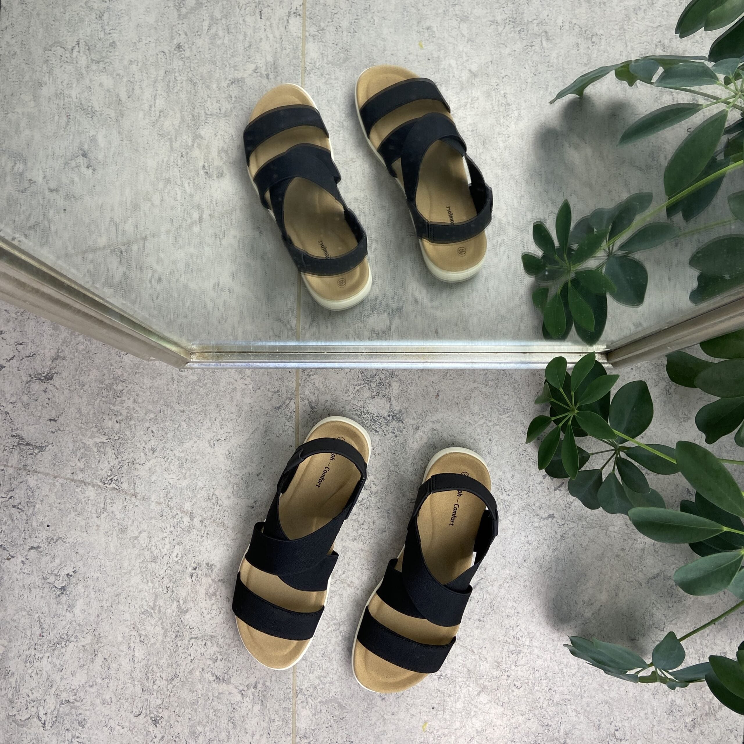 Svart sandal med bred resår över vristen