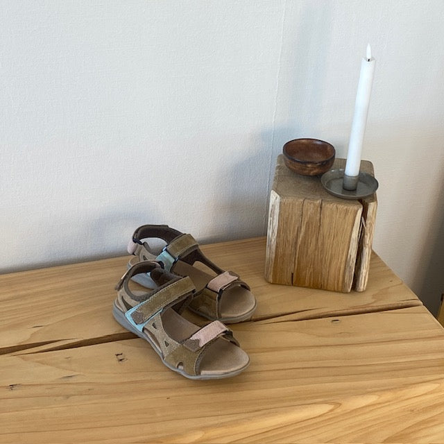 Färgstark sportig sandal med kardborre i pastellnyanser – ergonomisk komfort & feminin stil
