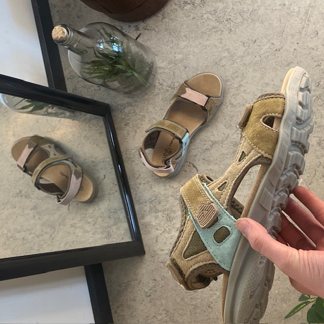 Färgstark sportig sandal med kardborre i pastellnyanser – ergonomisk komfort & feminin stil