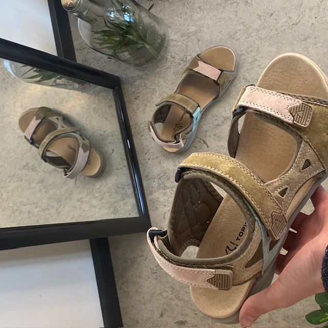 Färgstark sportig sandal med kardborre i pastellnyanser – ergonomisk komfort & feminin stil