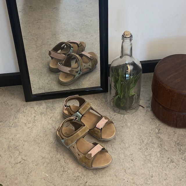 Färgstark sportig sandal med kardborre i pastellnyanser – ergonomisk komfort & feminin stil