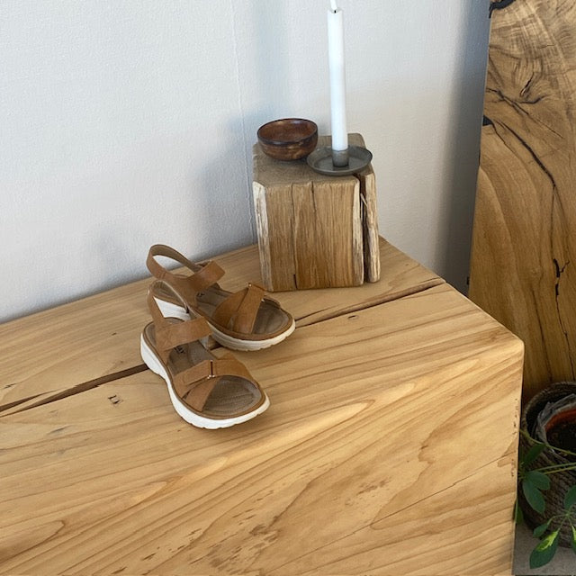 Bekväm och lätt sandal i vacker camelfärg – perfekt för dig som är på benen hela dagen