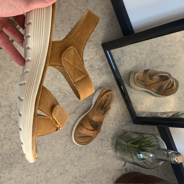 Bekväm och lätt sandal i vacker camelfärg – perfekt för dig som är på benen hela dagen