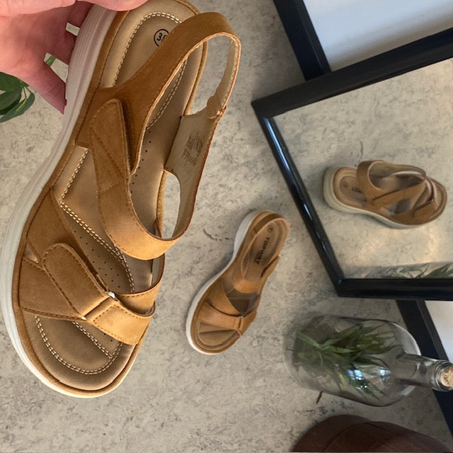 Bekväm och lätt sandal i vacker camelfärg – perfekt för dig som är på benen hela dagen
