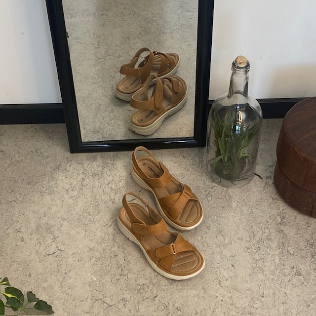 Bekväm och lätt sandal i vacker camelfärg – perfekt för dig som är på benen hela dagen
