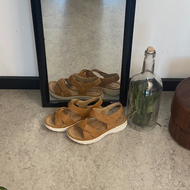 Bekväm och lätt sandal i vacker camelfärg – perfekt för dig som är på benen hela dagen