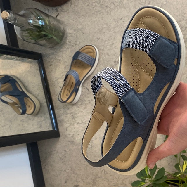 Mörkblå komfortsandal med elastik och kardborre – stilfullt stöd hela dagen