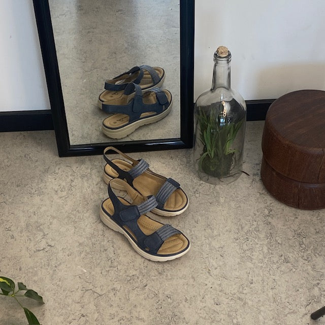 Mörkblå komfortsandal med elastik och kardborre – stilfullt stöd hela dagen