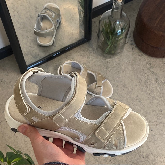 Les Arlésiennes sandal i beige – mjuk, lätt och skapad för vardagskomfort