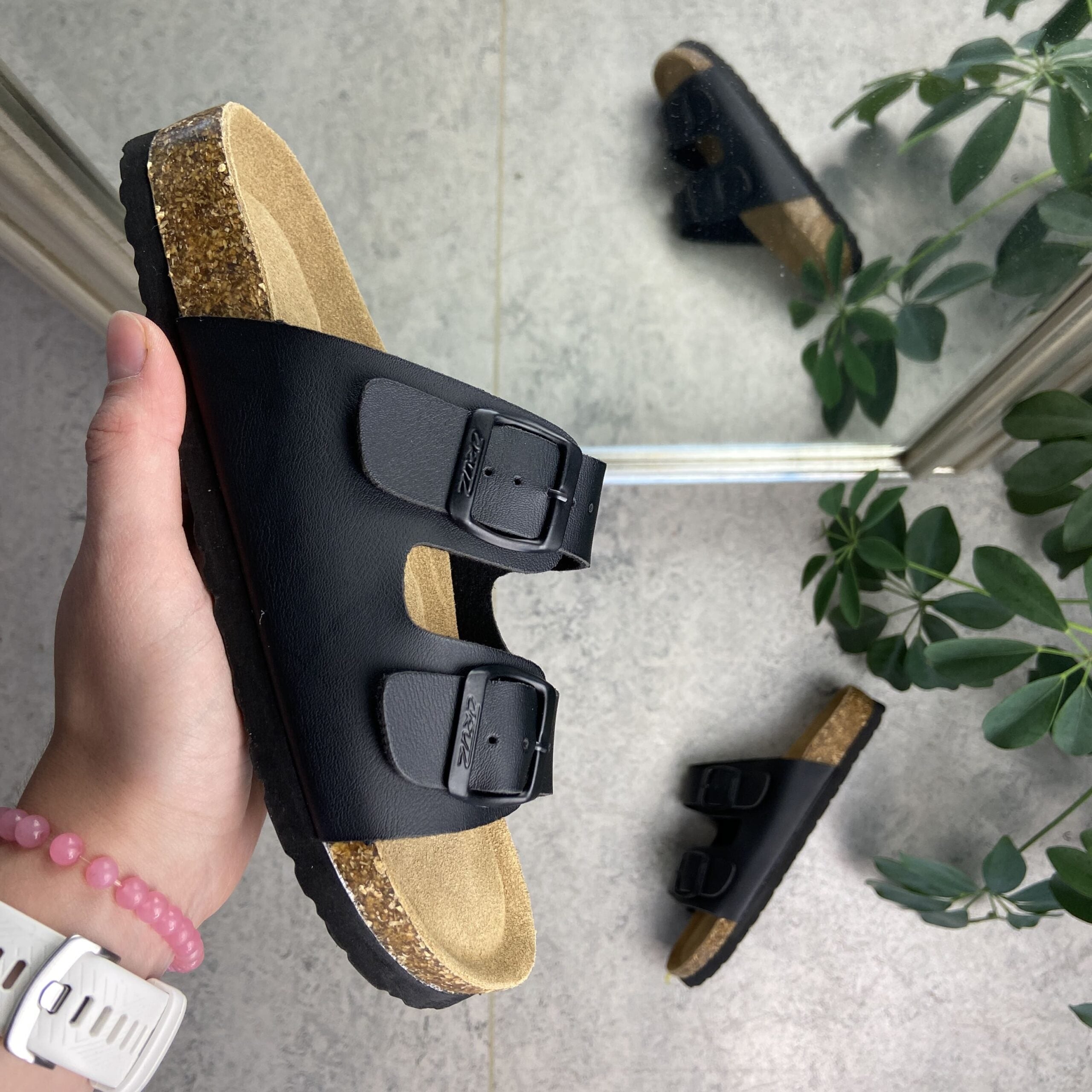 Biosandal i svart med breda remmar