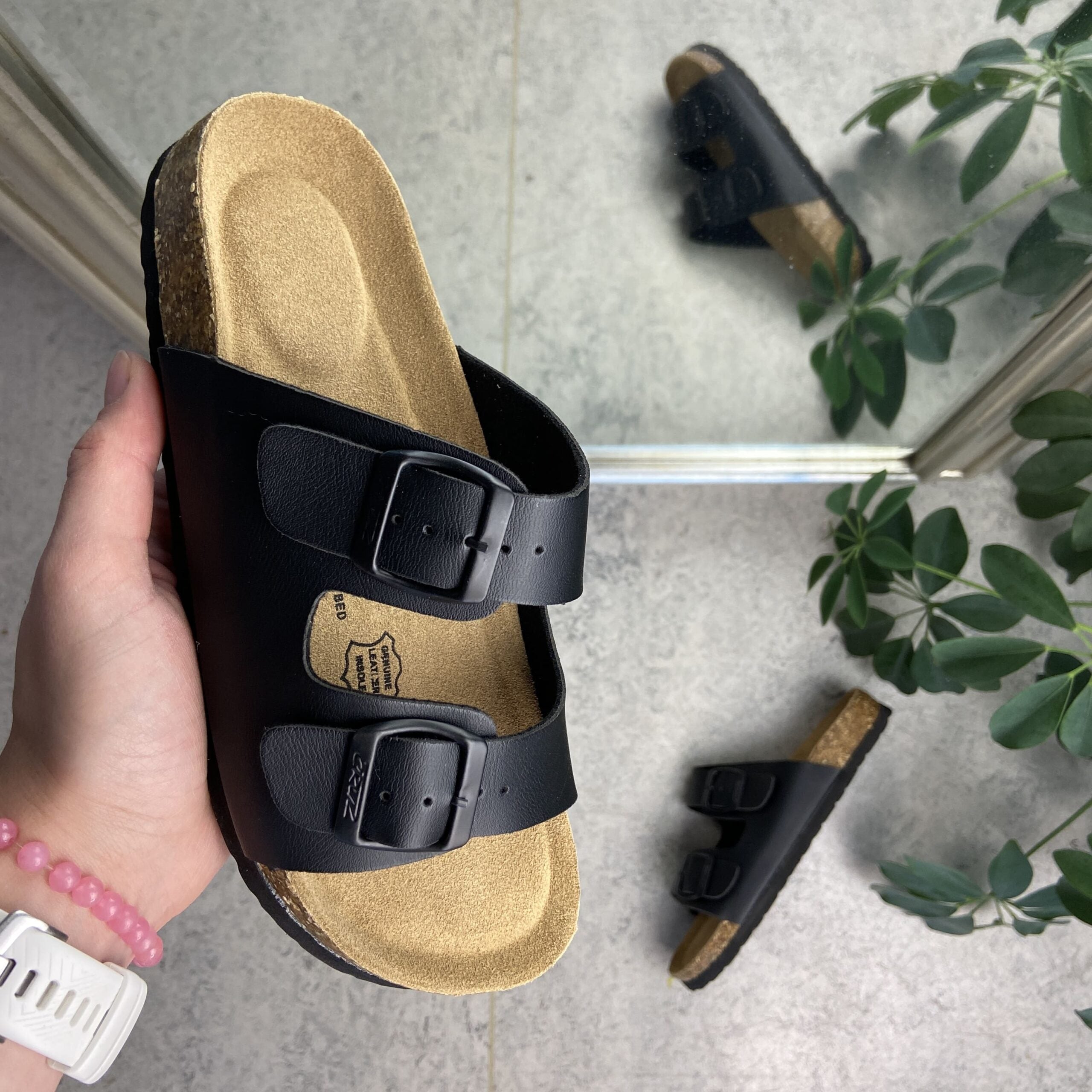 Biosandal i svart med breda remmar