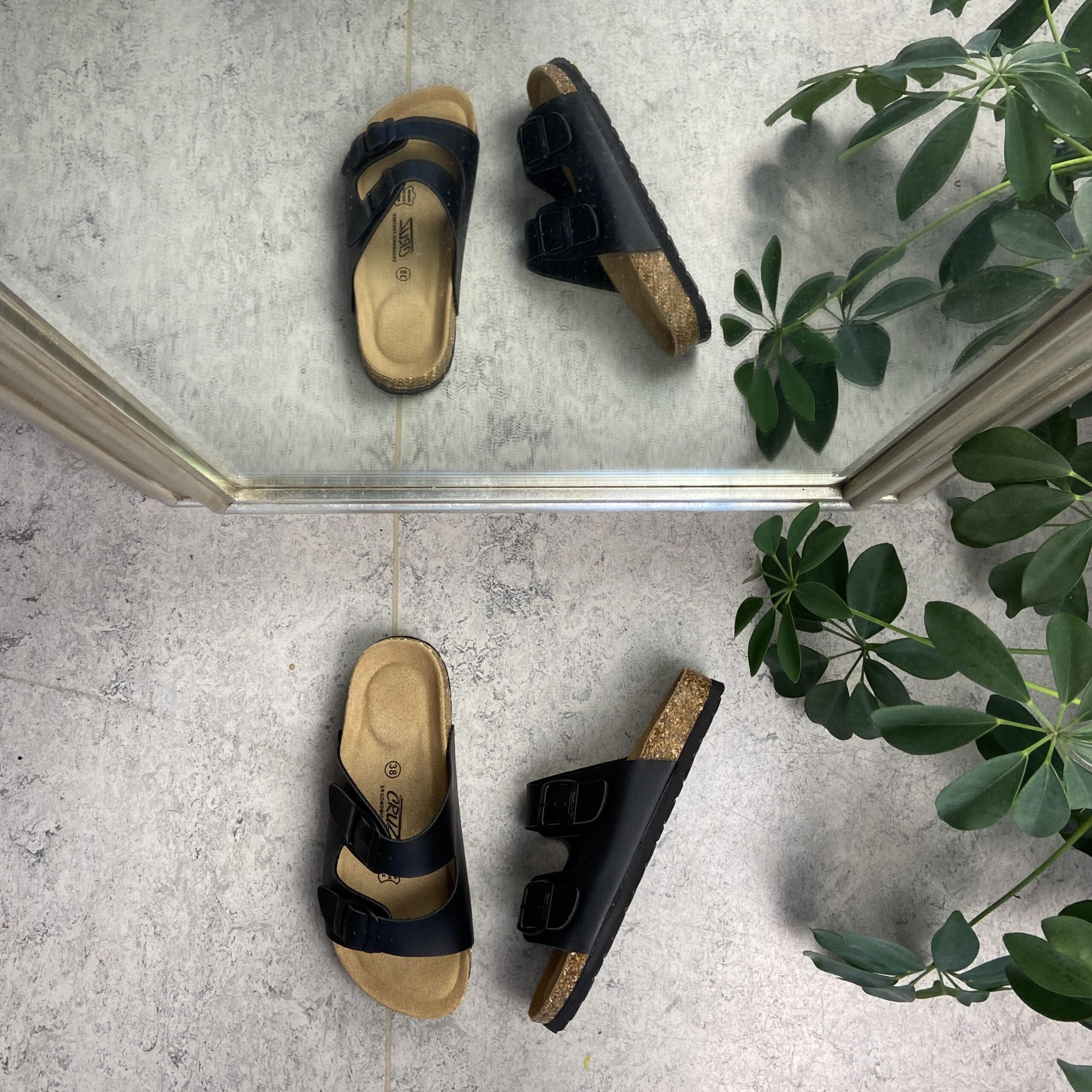 Biosandal i svart med breda remmar