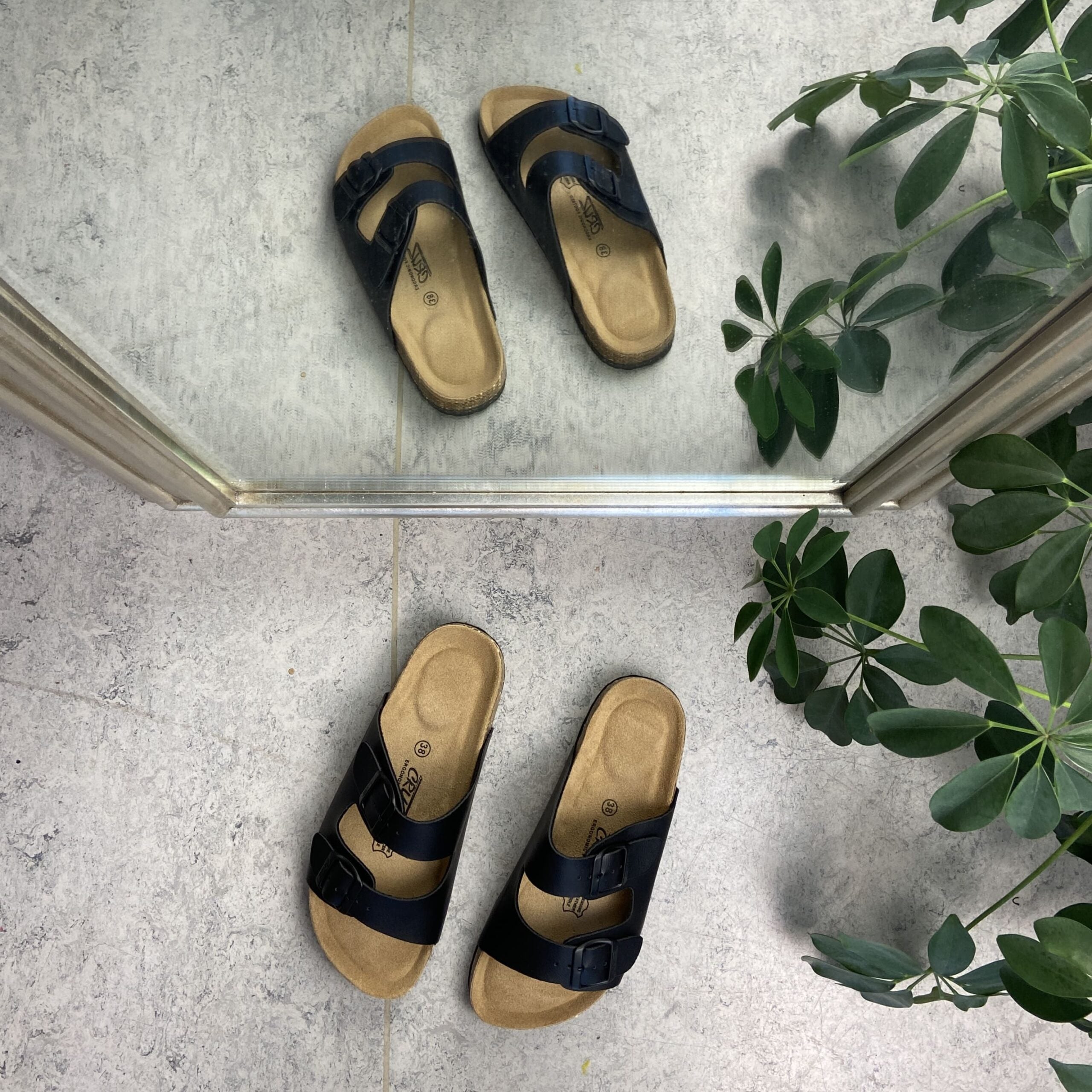 Biosandal i svart med breda remmar