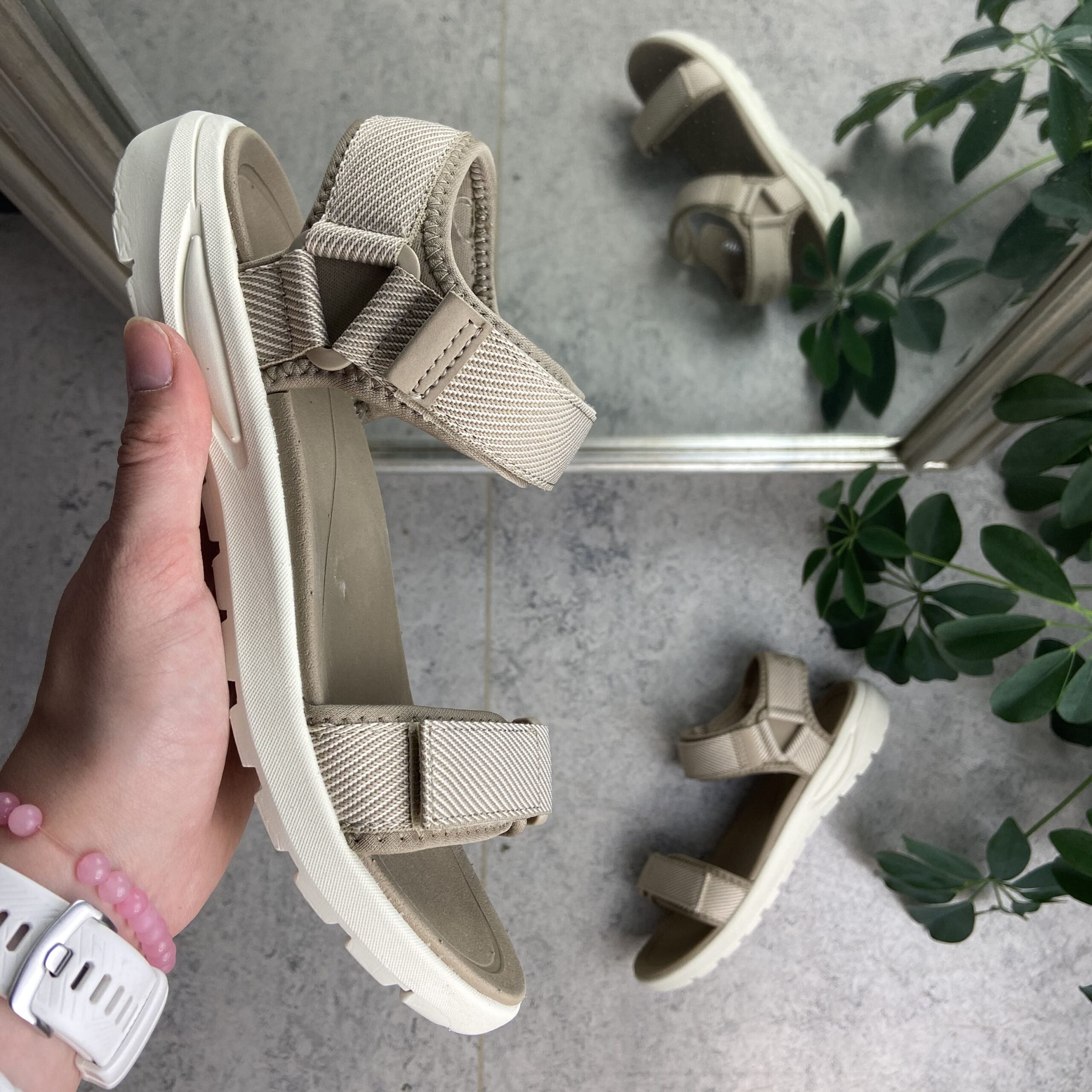 Sandfärgad lätt sandal med breda remmar