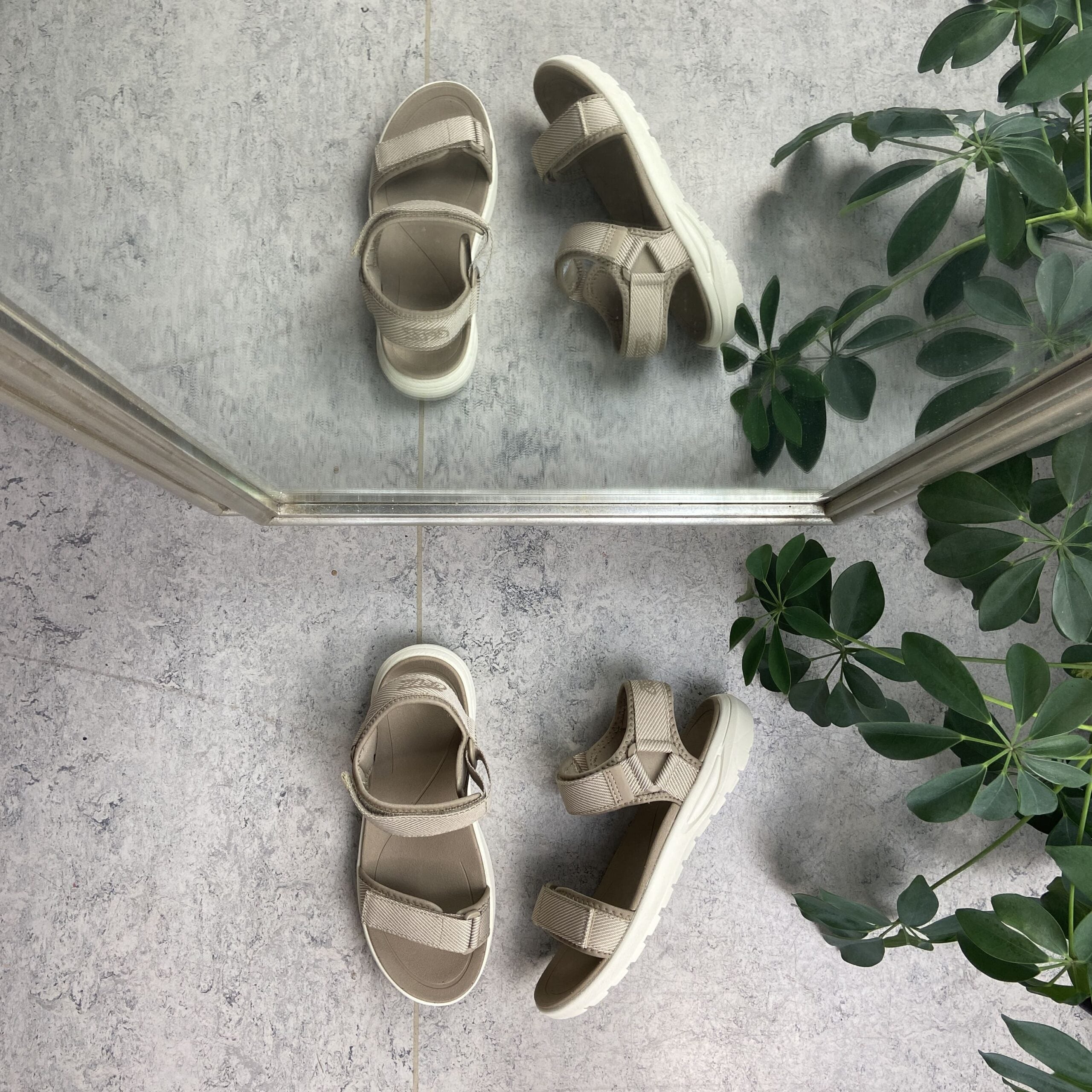 Sandfärgad lätt sandal med breda remmar