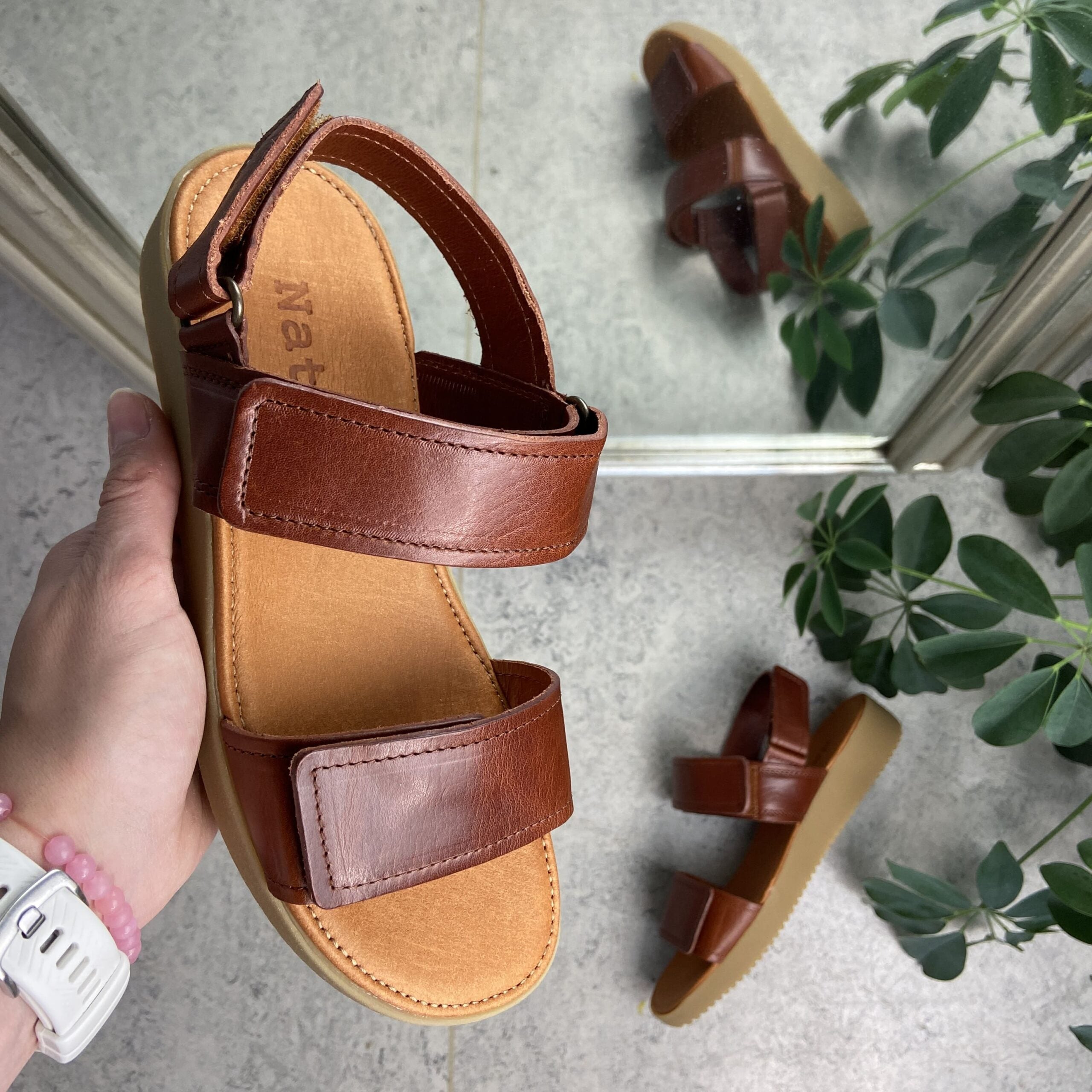 Brun lädersandal från Nature med tre justerbara remmar