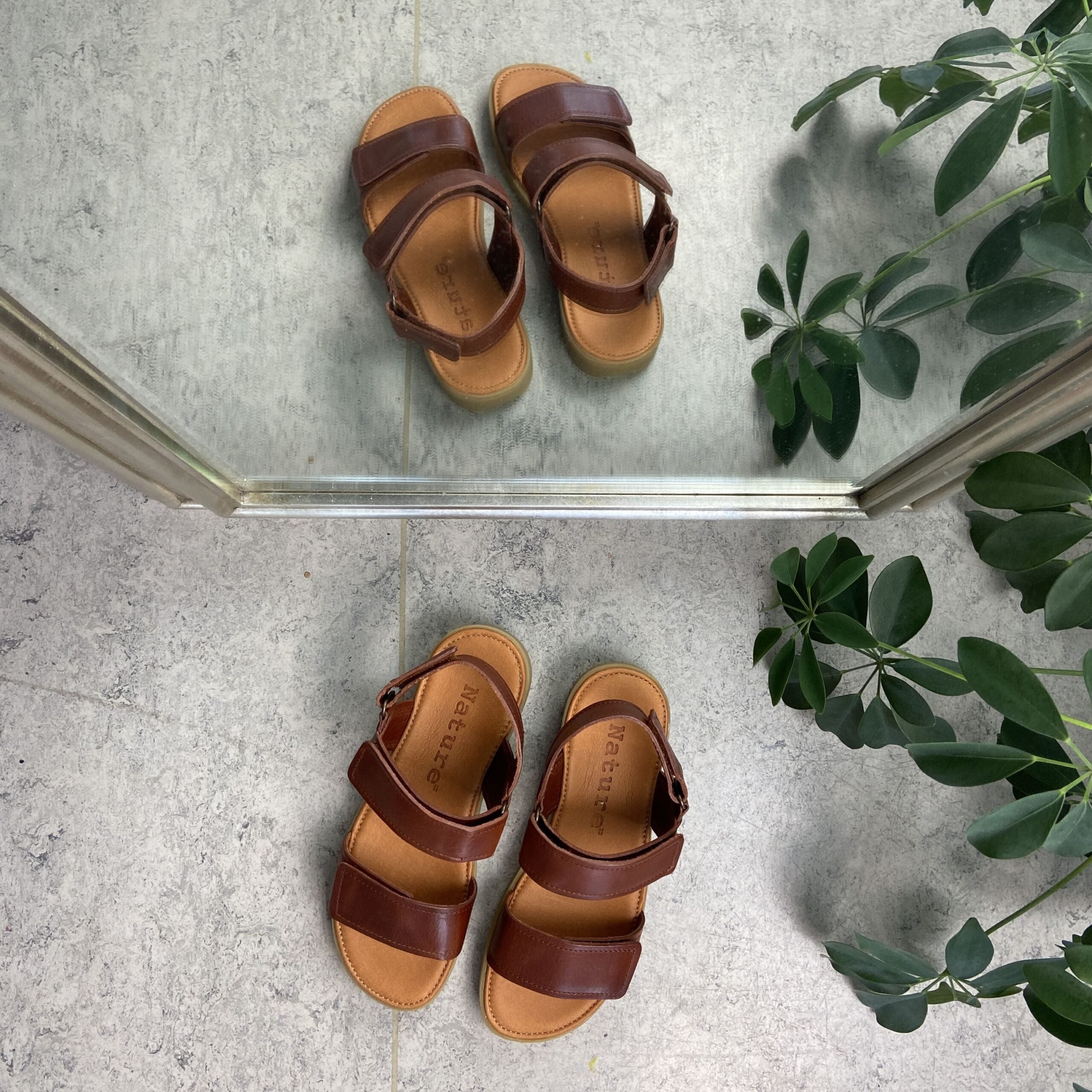 Brun lädersandal från Nature med tre justerbara remmar