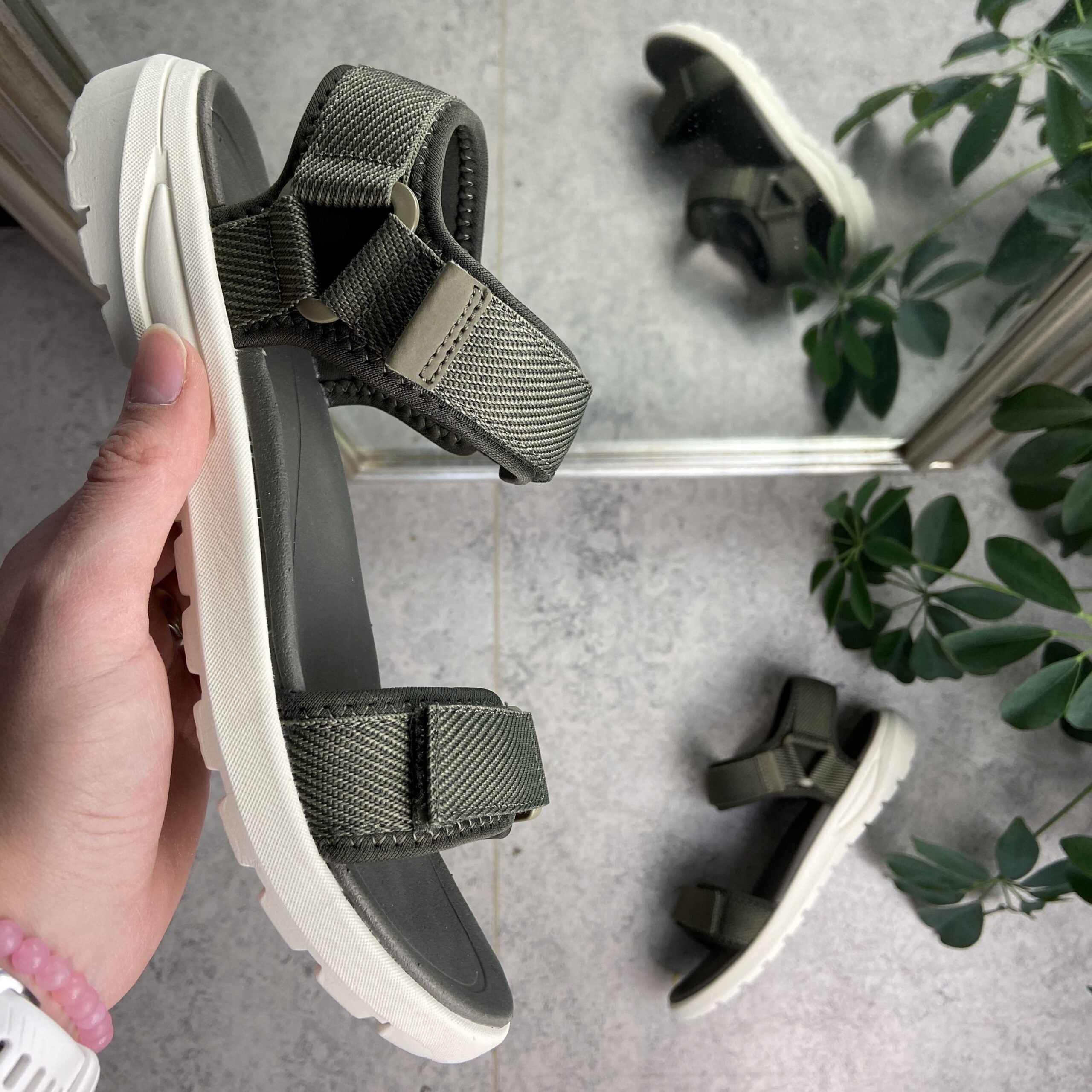Olivgrön lätt sandal med breda remmar från Cruz