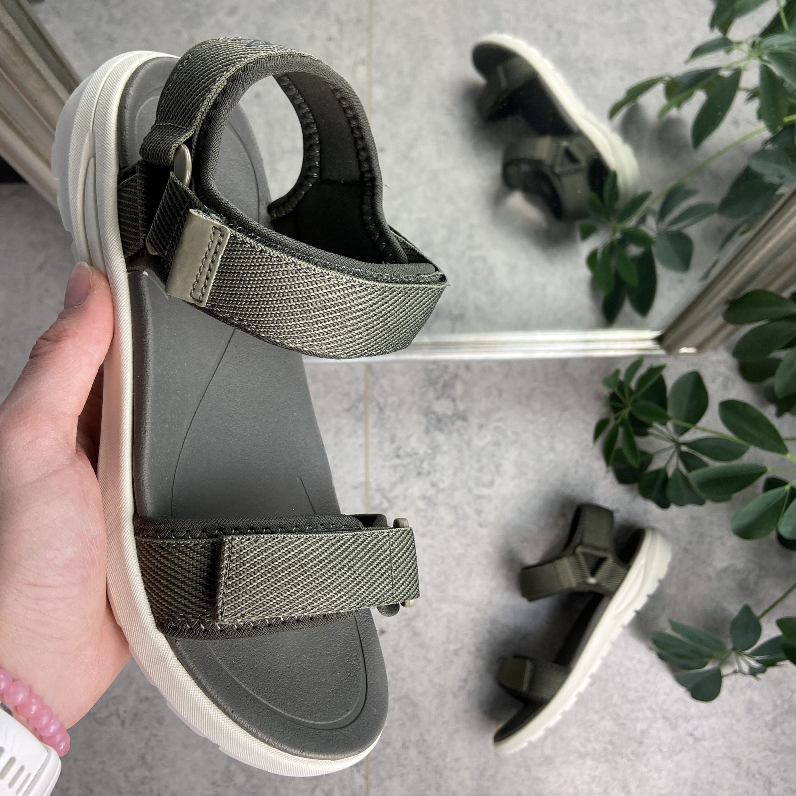 Olivgrön lätt sandal med breda remmar från Cruz