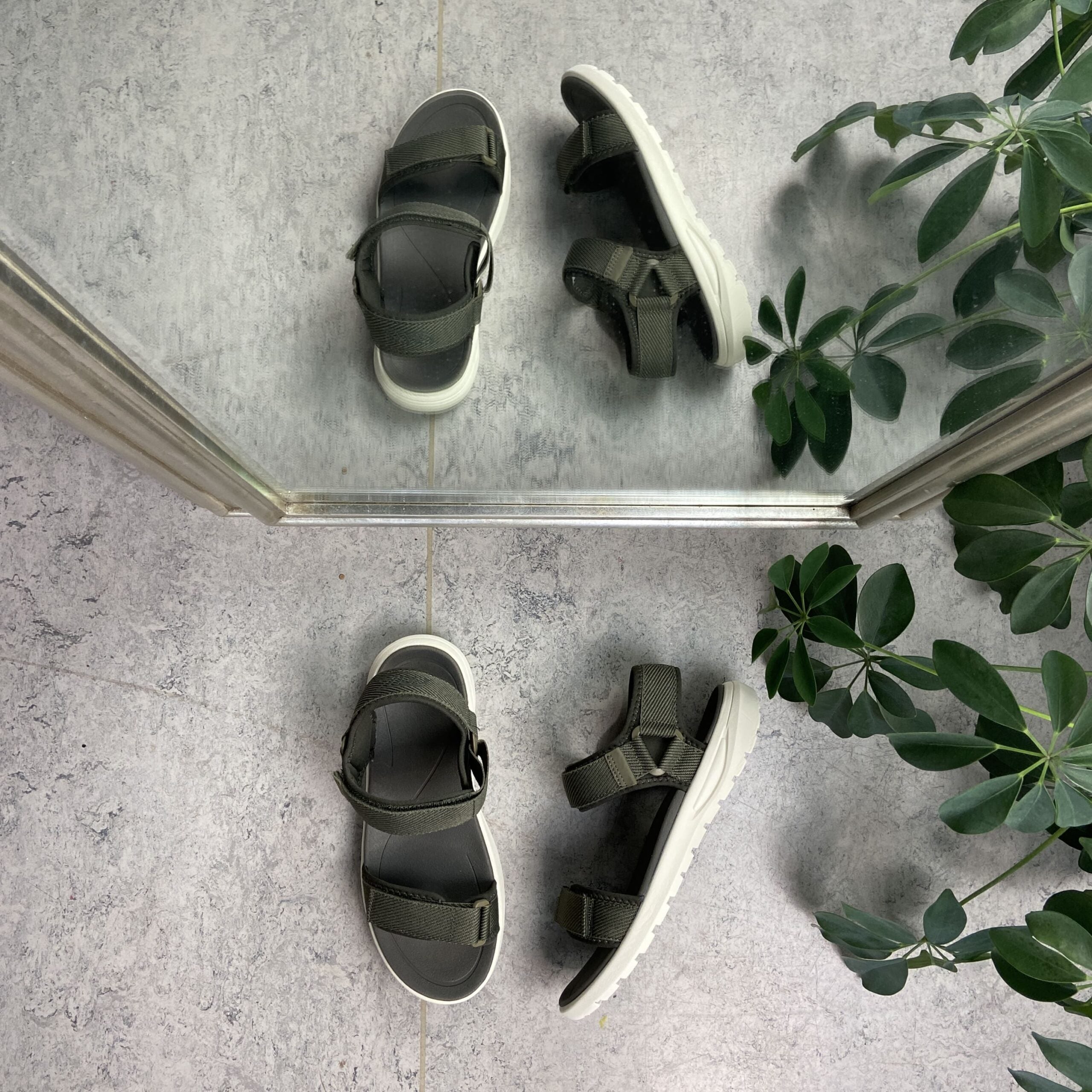 Olivgrön lätt sandal med breda remmar från Cruz