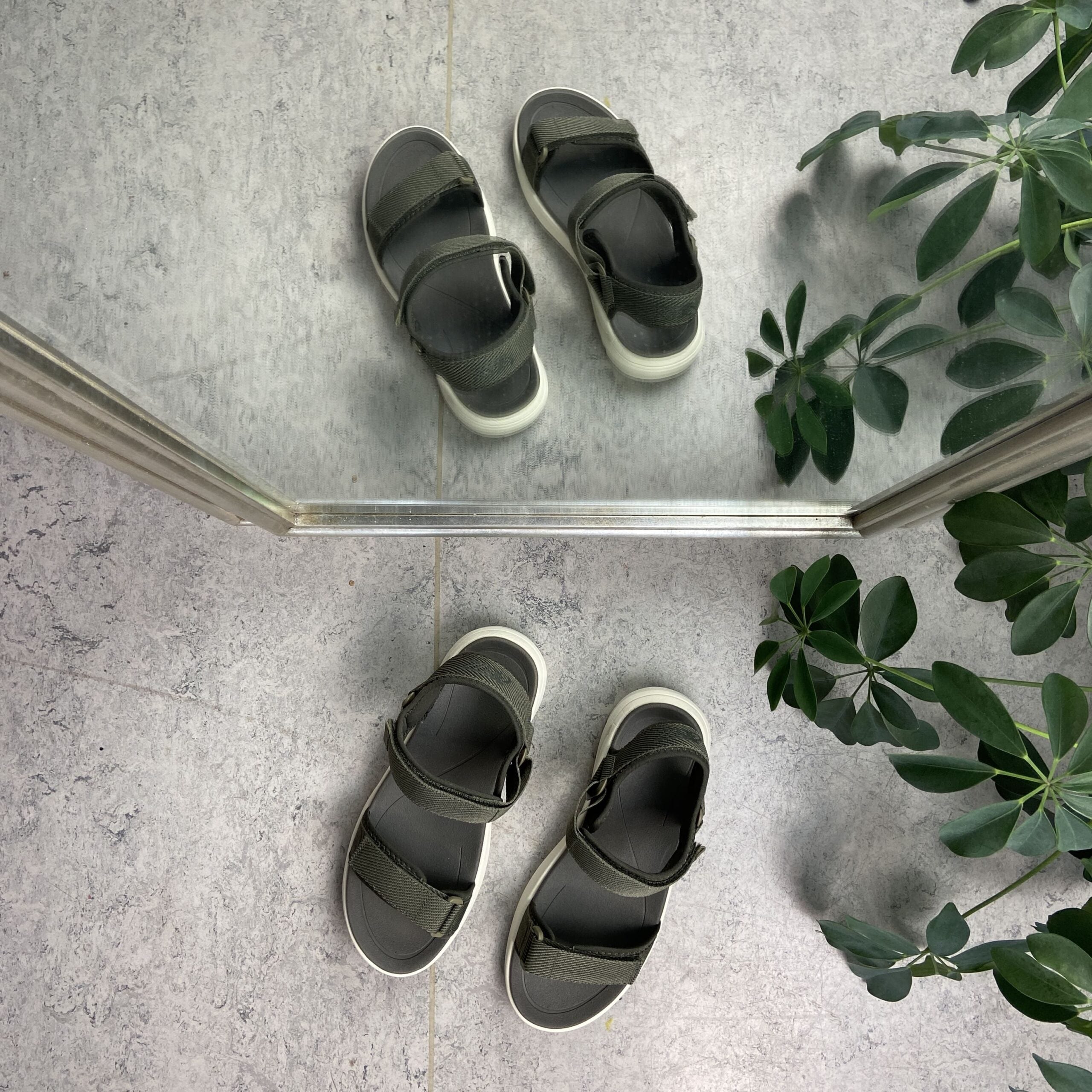 Olivgrön lätt sandal med breda remmar från Cruz