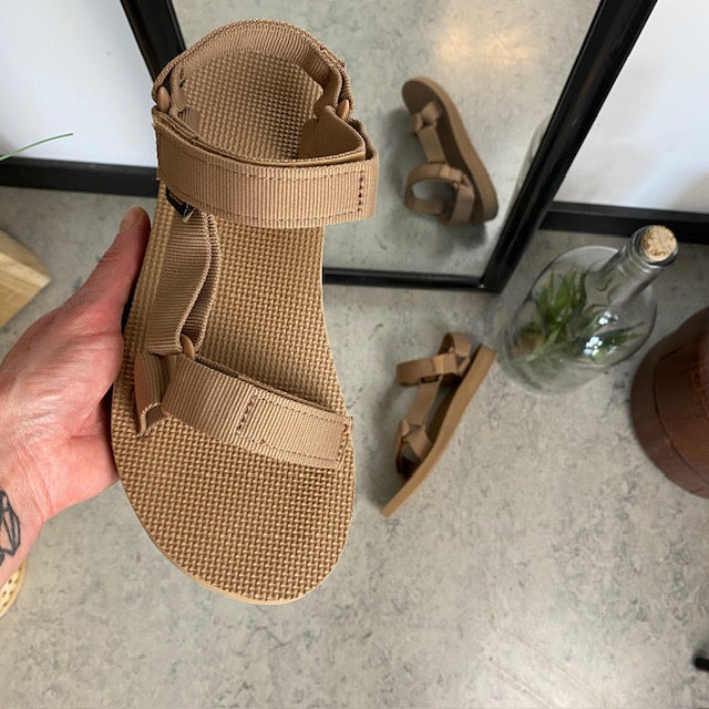 Teva-sandal i enkel design med hålfotsstöd