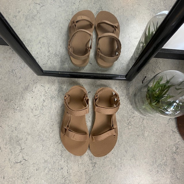 Teva-sandal i enkel design med hålfotsstöd