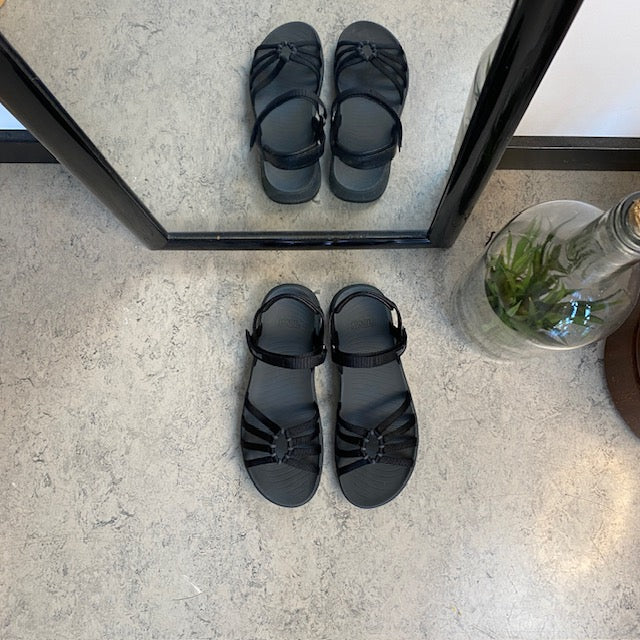 Svart Teva Tirra Traveler damsandal med hålfotsstöd, lätt och perfekt passform
