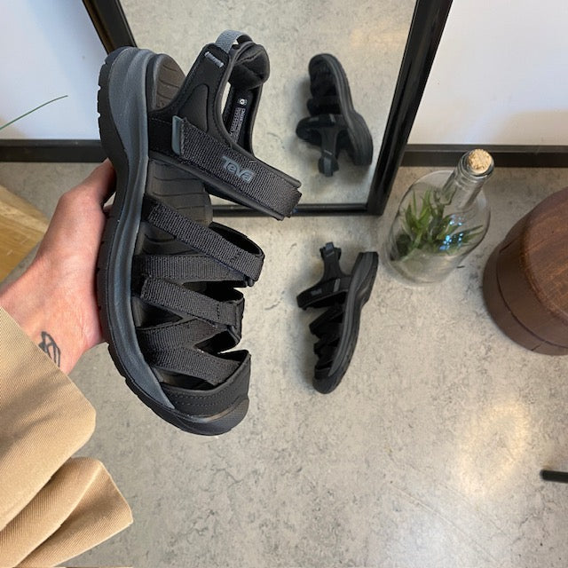 Svart Teva Tirra sluten sandal med tåskydd, hålfotsstöd och stötdämpning