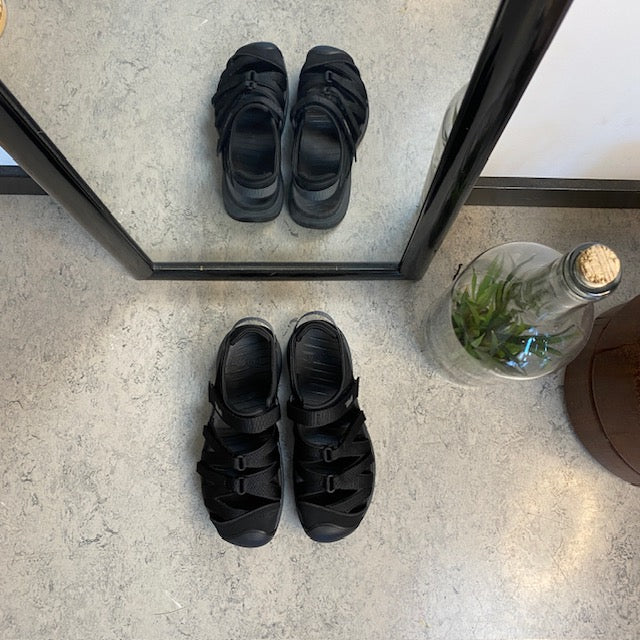 Svart Teva Tirra sluten sandal med tåskydd, hålfotsstöd och stötdämpning