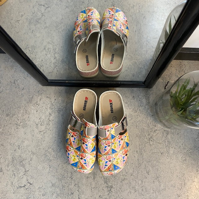 Träskor med blommigt mönster