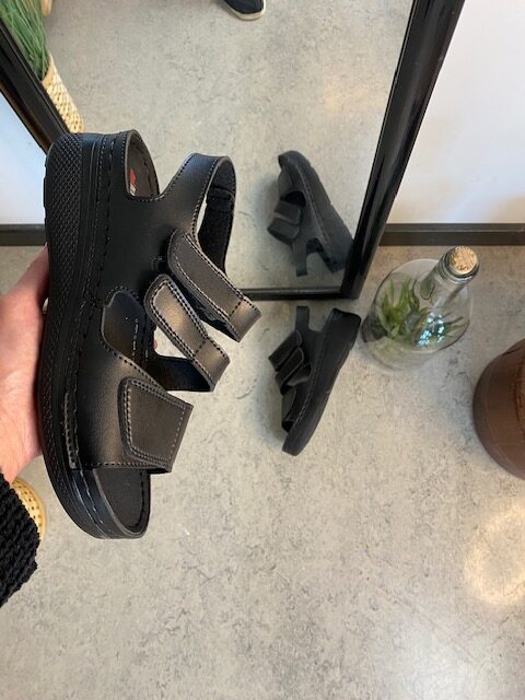 Svart sandal med tre justerbara remmar