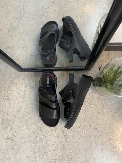 Svart sandal med tre justerbara remmar