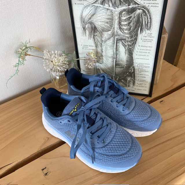 Blå sneakers med ventilerande mesh-ovandel