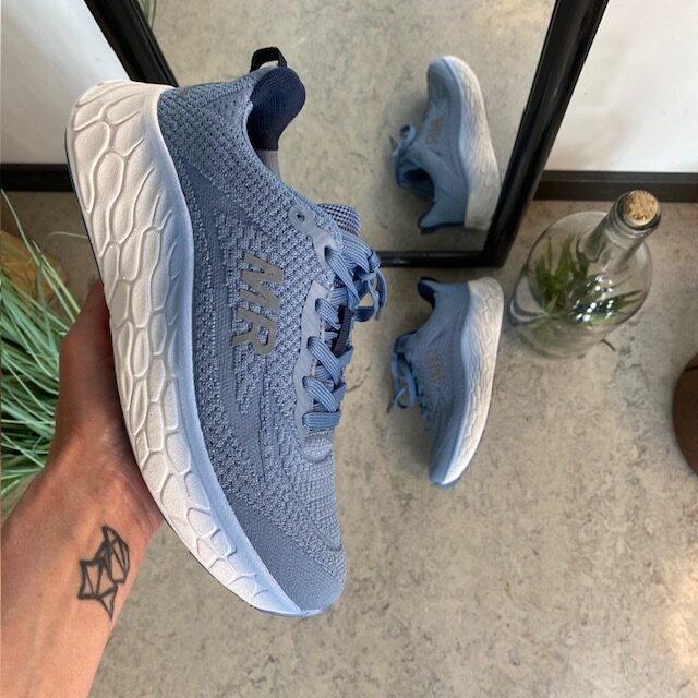 Blå sneakers med ventilerande mesh-ovandel