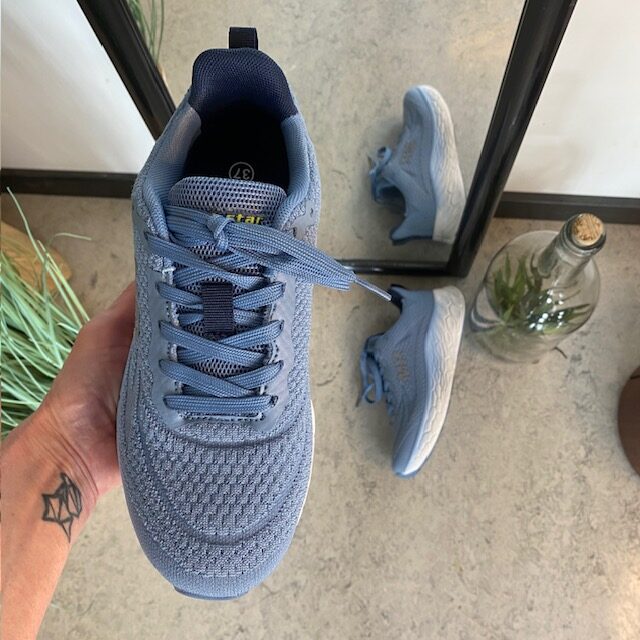 Blå sneakers med ventilerande mesh-ovandel
