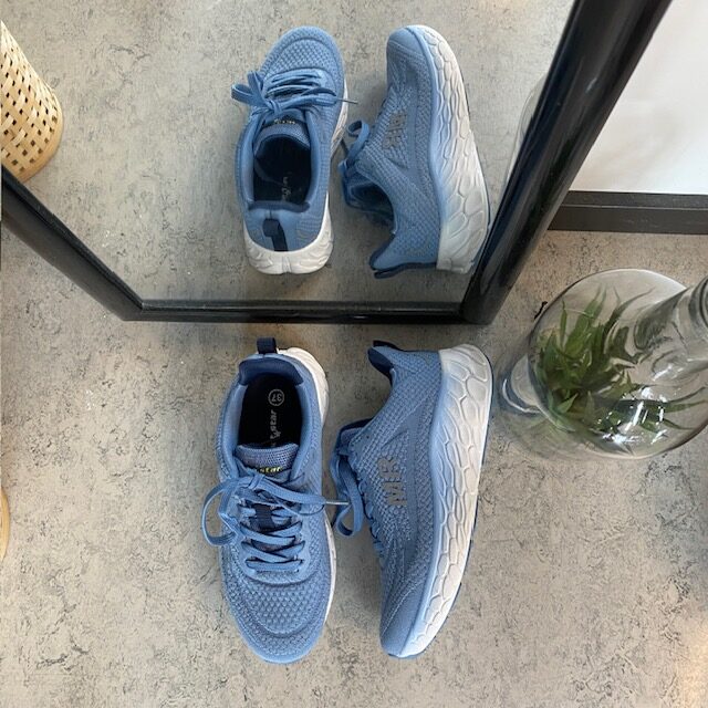 Blå sneakers med ventilerande mesh-ovandel